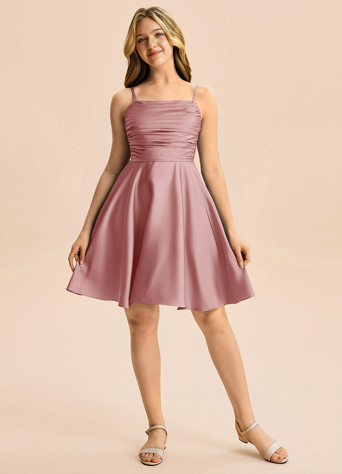 Azazie Miko Junior Robe Trapèze en Satin extensible Plissée Rose Poussiéreuse image4