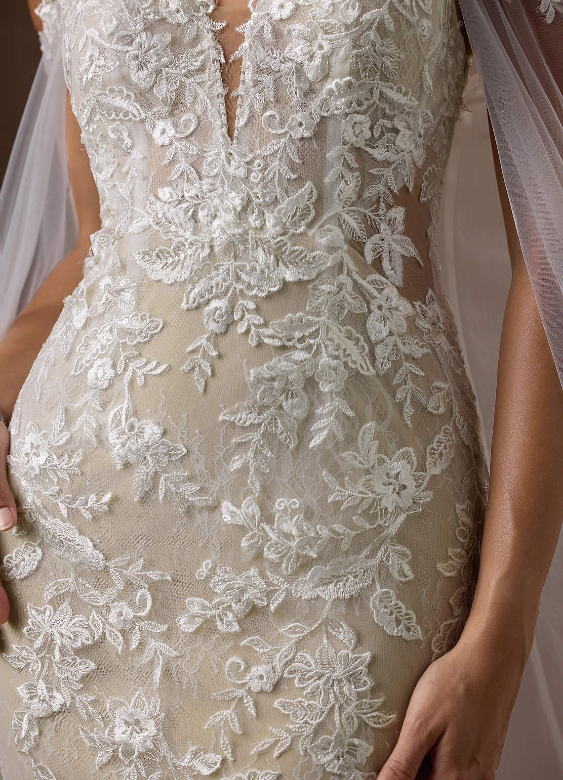 Azazie Leonie Vestidos de novia Vestido de Blanco Diamante Champán de Tul de Corte Sirena con Lentejuelas Cuello V image14