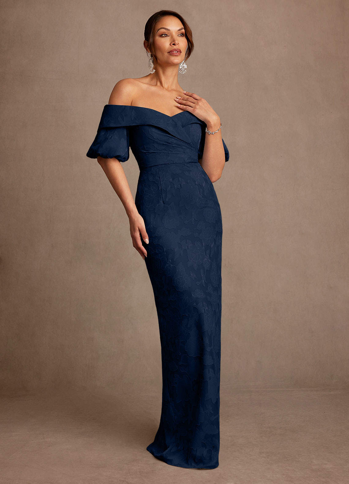 Azazie Golda Mère de la mariée Robes Robe Fourreau en Blumen-Burnout Épaule décolletée Bleu Marine Foncé image2
