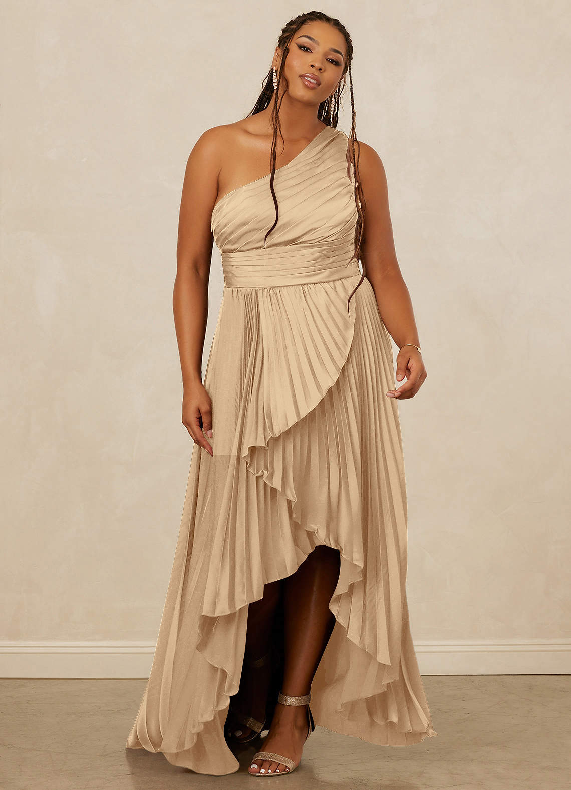 Christian Siriano Bridal for Azazie 1008 Robes de demoiselle d'honneur Robe Trapèze en Satin extensible Ue épaule Champagne image1