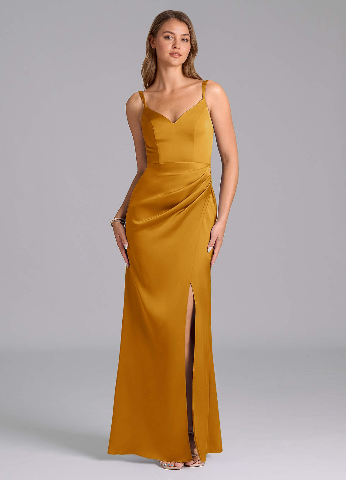 Azazie Leo Vestidos de damas de honor Vestido de Caramelo de Satén Elástico de Corte Recto con Plisado image1