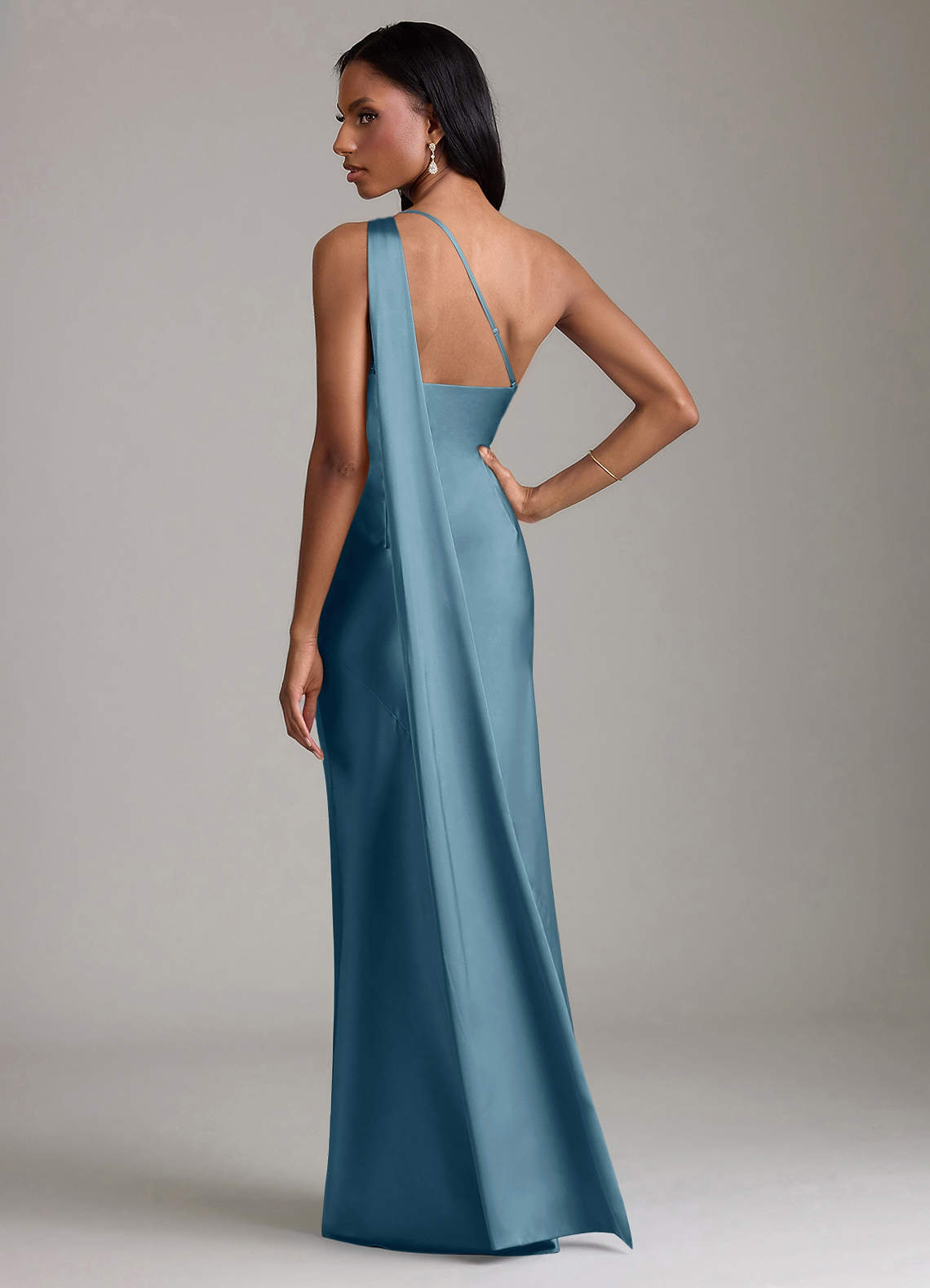 Azazie Juniper Vestidos de madrinha de casamento Vestido Bermudas de Cetim elástico de sereia com Um ombro image5