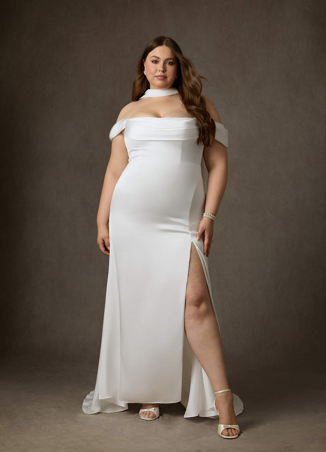 Azazie Blithe Suknie ślubne Osłona Rozcięcie z boku Satyna elastyczna Pociąg zamiatający Sukienka image6