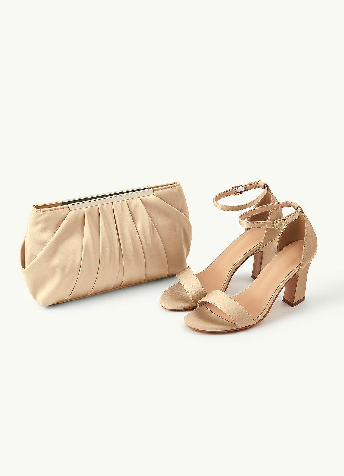 front Yhteensopivan väriset joustavat satiinikengät paksuilla koroilla ja plisseerattu clutch-setti