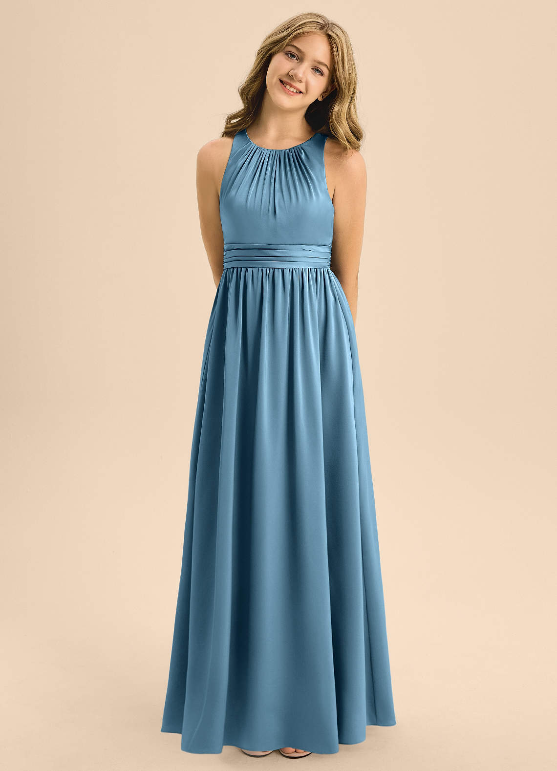 Azazie Jaylah Junior Vestido de Azul Acero de Satén Elástico de Corte en A con Plisado image4