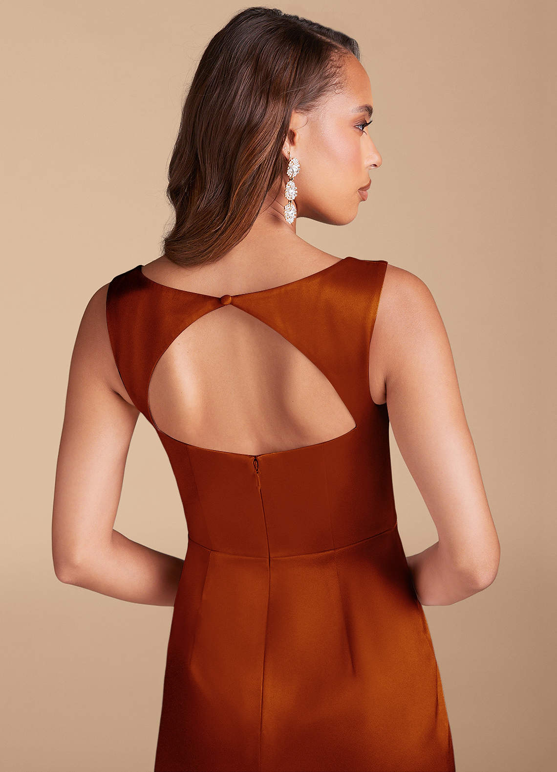 Azazie Flori Jurken voor thuis passen Jurk van Metaalachtig Satijn met Kolom Zijsplit Kastanjebruin image5