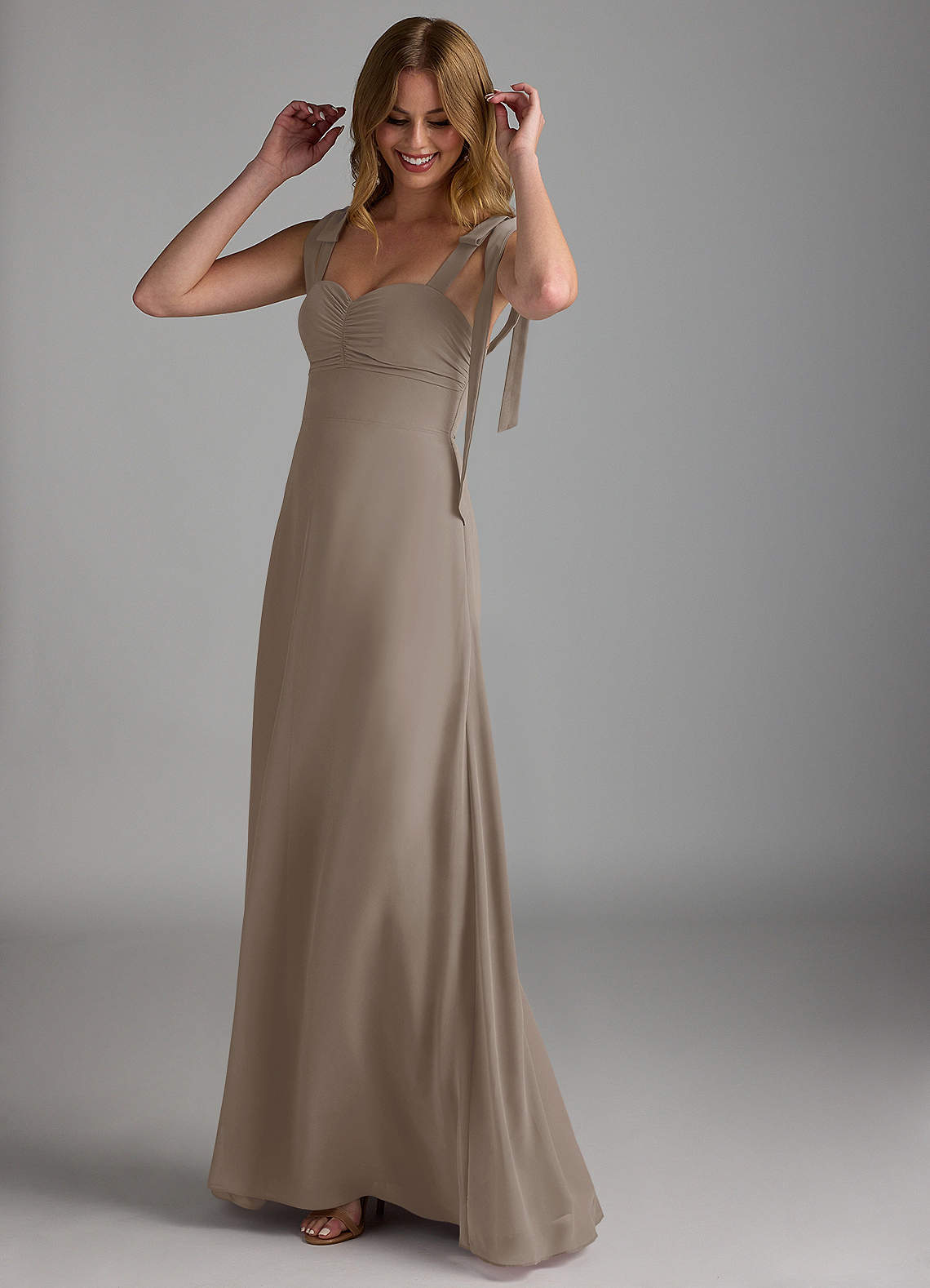 Azazie Lizet Robes de demoiselle d'honneur Robe Trapèze en Mousseline de soie Encolure en Forme de Cœur Taupe image1