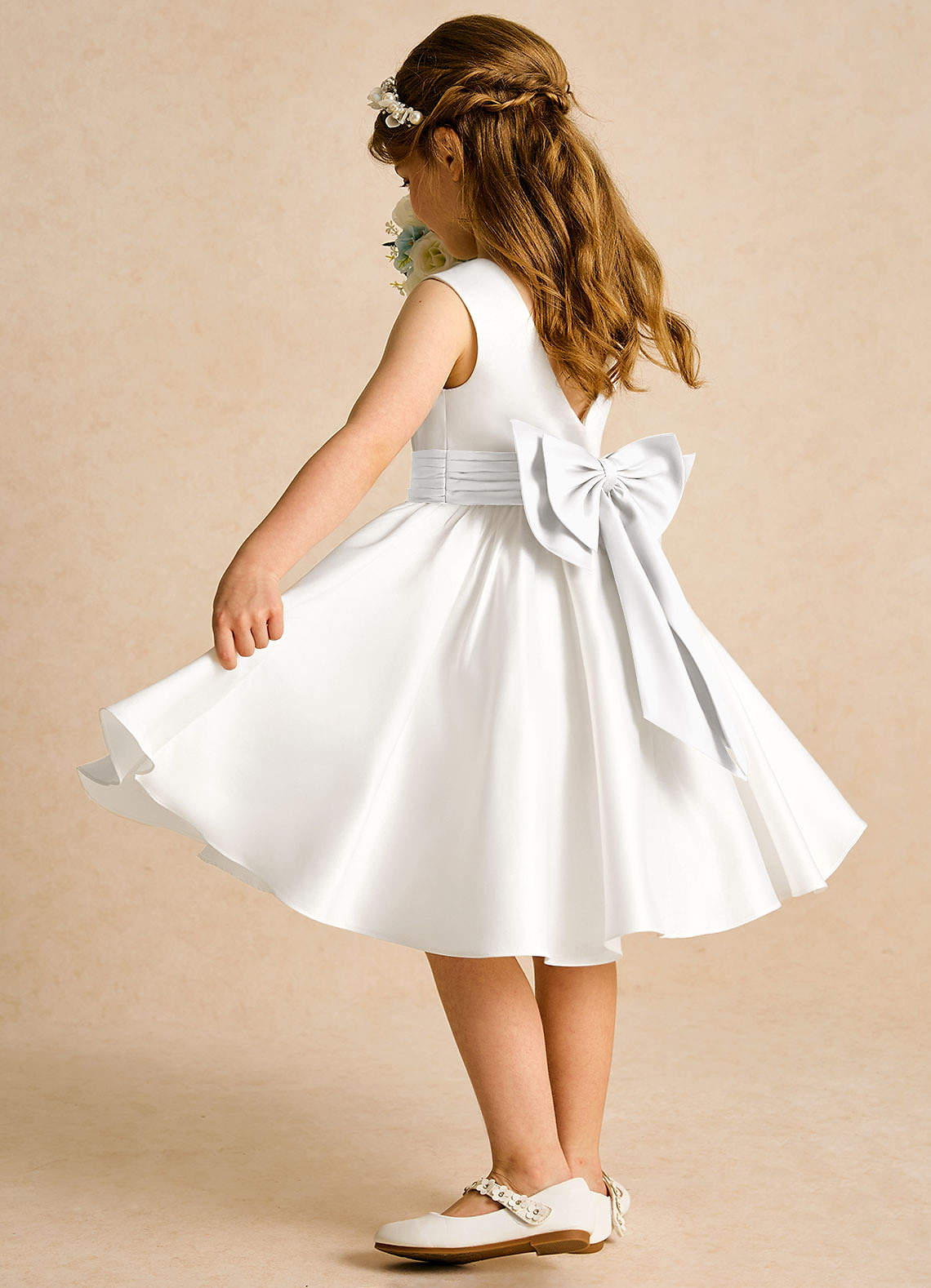 Azazie Sosie Robe Demoiselle D'honneur Fillette Robe Trapèze en Mat Satiné Plissée Ivoire Blanc image3