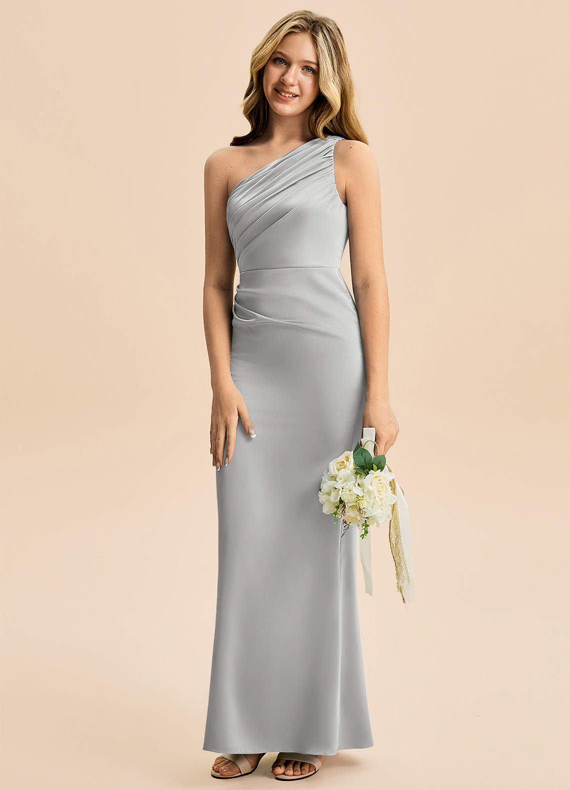 Azazie Akilah Junior Robe Fourreau en Satin extensible Plissée Argent image4