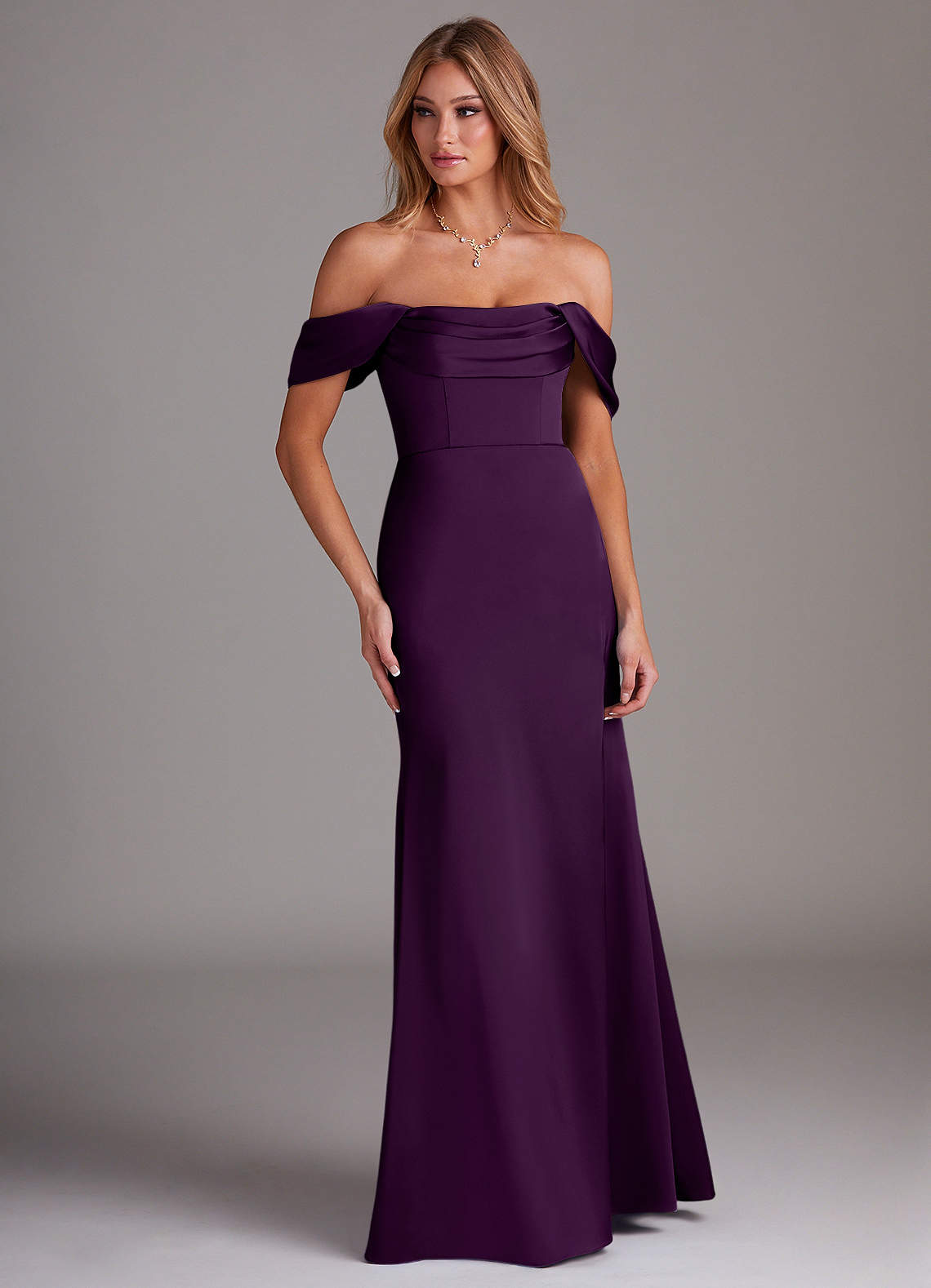 Azazie Saige Jurken voor bruidsmeisjes Jurk van Stretch Satijn met Kolom Off the Shoulder Druif image3