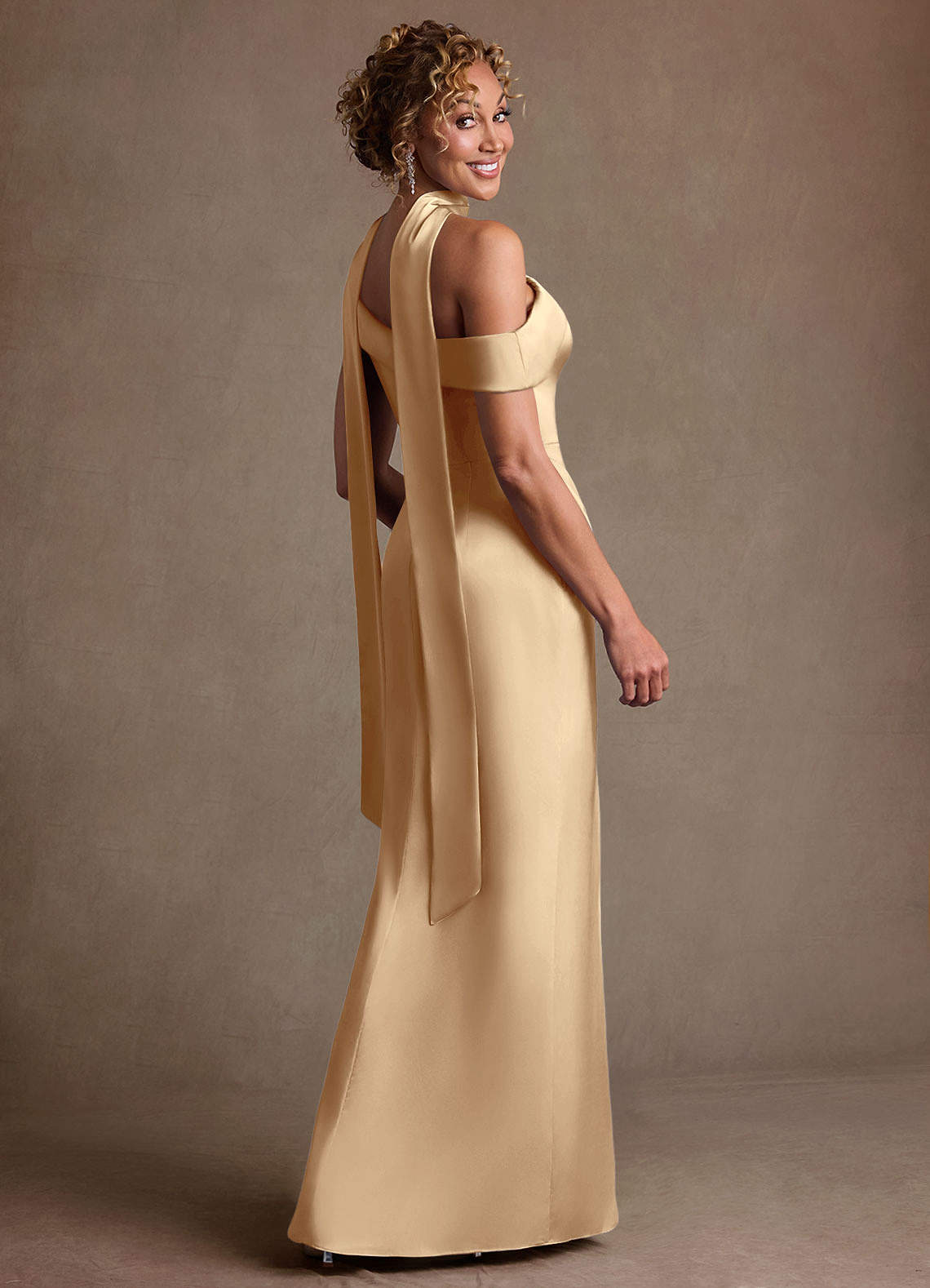 Azazie Kamala Vestidos para mãe da noiva Vestido Champanhe de Cetim elástico de Bainha com Um ombro image4