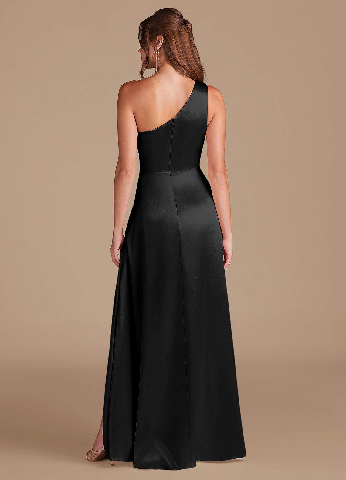 Azazie Brooke Essayer des robes à la maison Robe Trapèze en Satiné métallisé Une épaule Noir image6