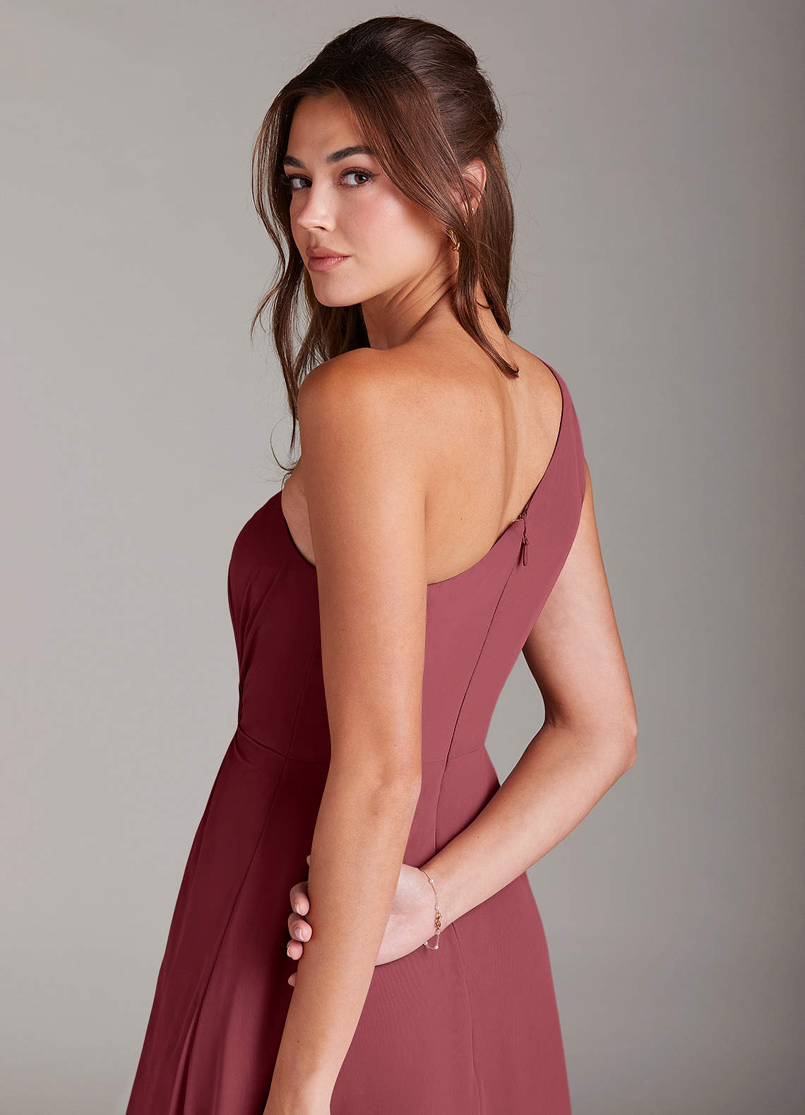 Azazie Brooke Vestidos de damas de honor Vestido de Merlot de Gasa de Corte en A con Hombro unilateral image1