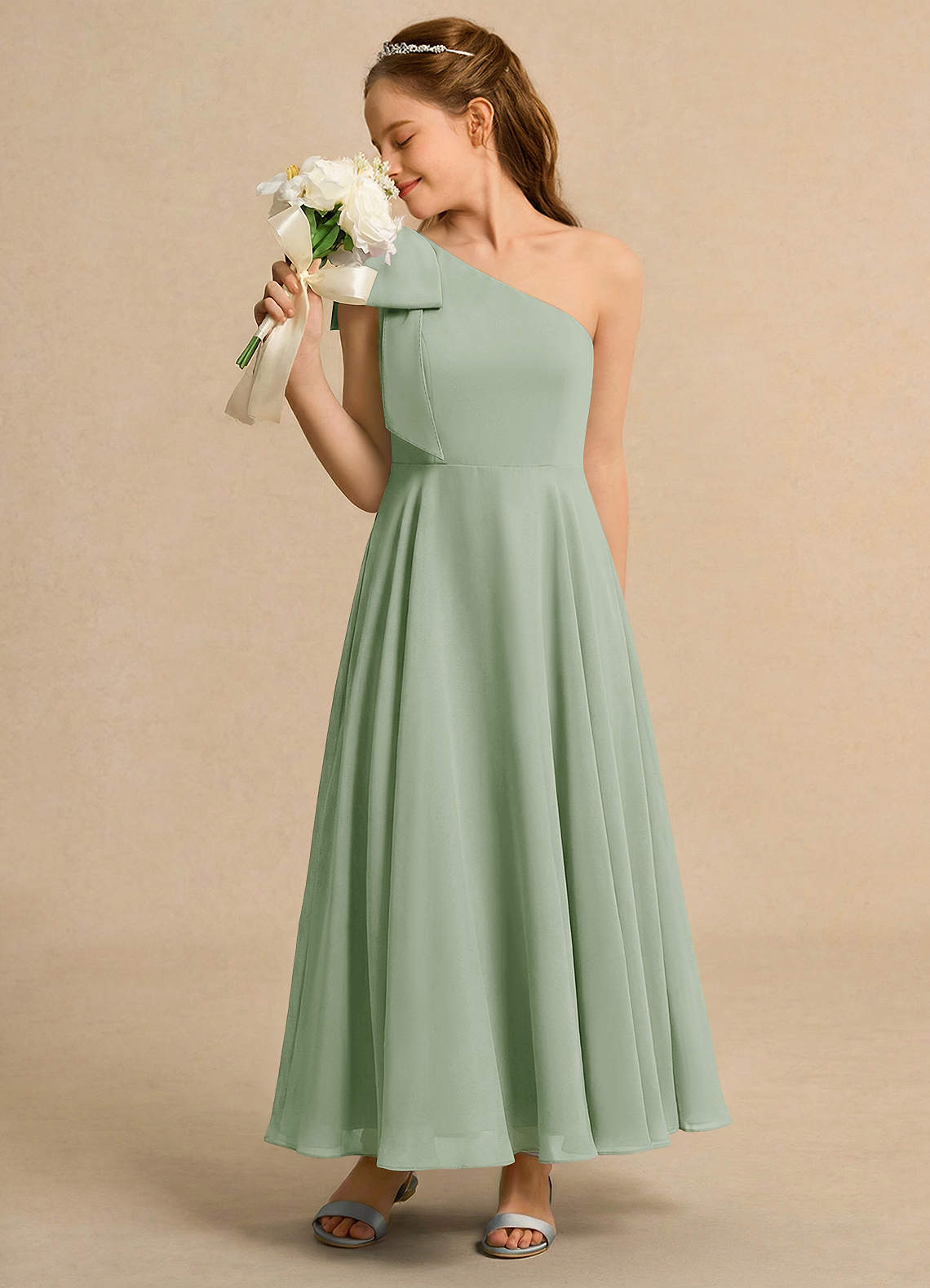 Azazie Guppy Girls Formal Robe Demoiselle D'honneur Fillette Robe Trapèze en Mousseline de soie Une épaule Vert Sauge image4