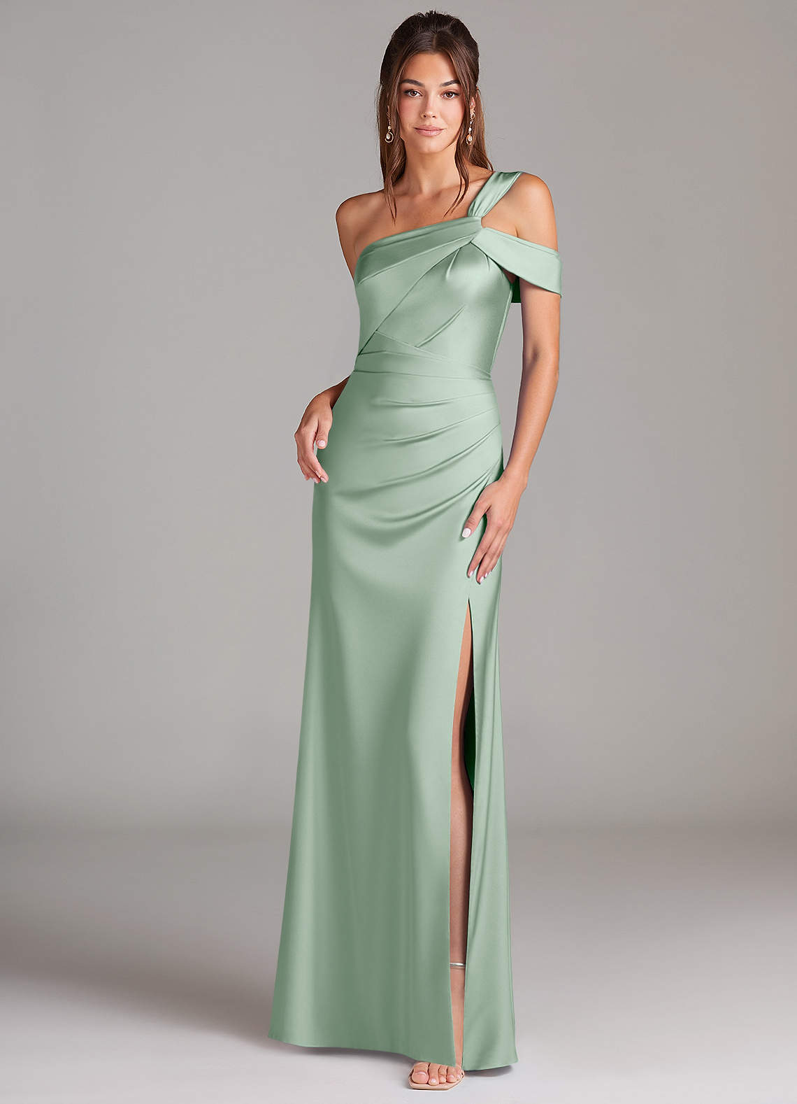 Azazie Wynter Robes de demoiselle d'honneur Robe Fourreau en Satin extensible Épaule décolletée Agave image1