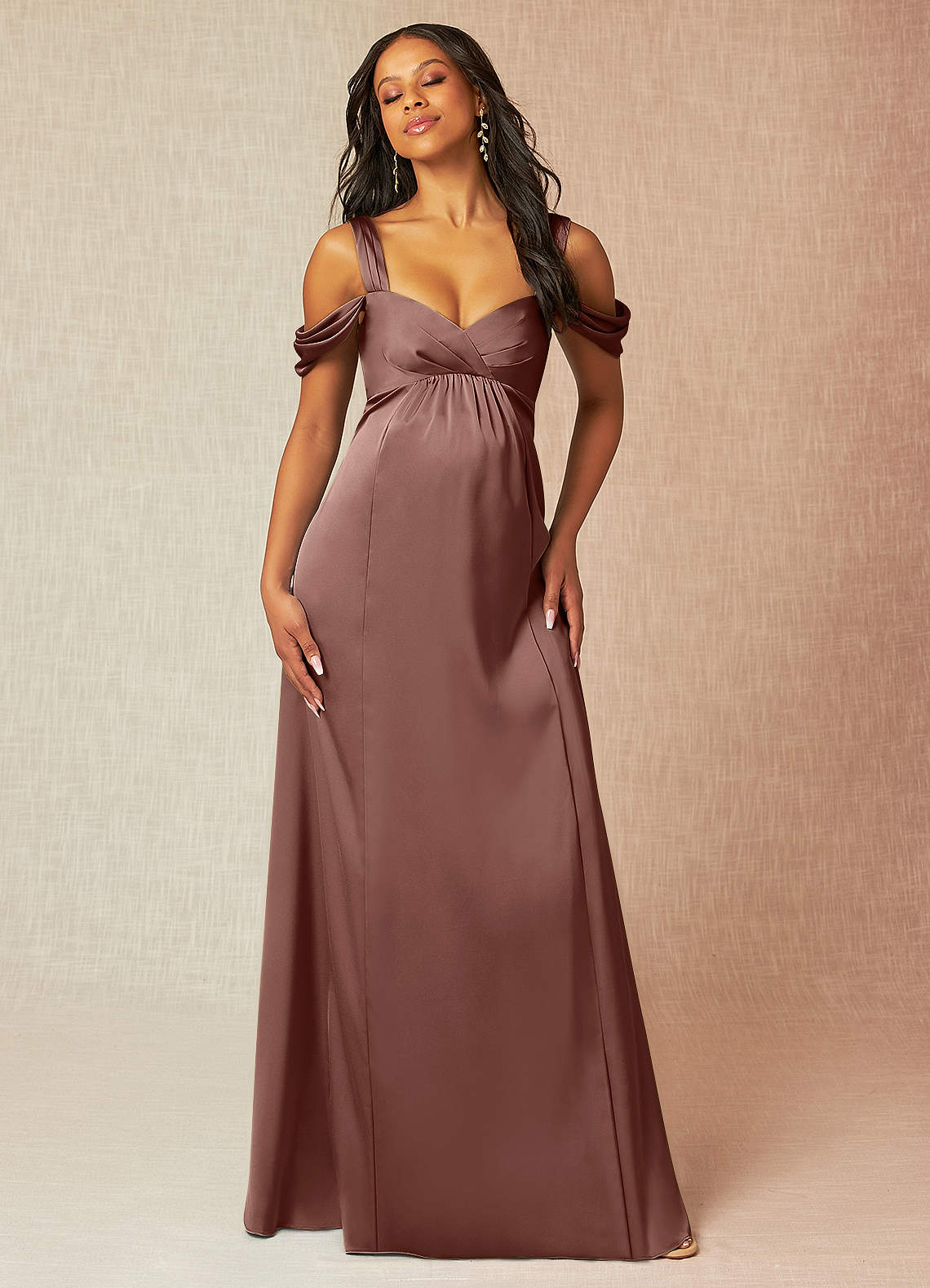 Azazie Rhea vestidos de dama de honor de maternidad Vestido de Corte En A Off The Shoulder Plisado Hasta el suelo Satén Elástico image6