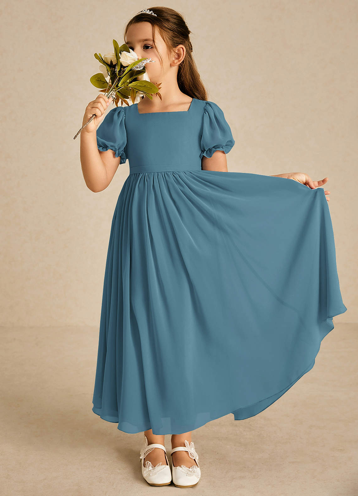 Azazie Joss Robe Demoiselle D'honneur Fillette Robe Trapèze en Mousseline de soie avec manches Bermude image1