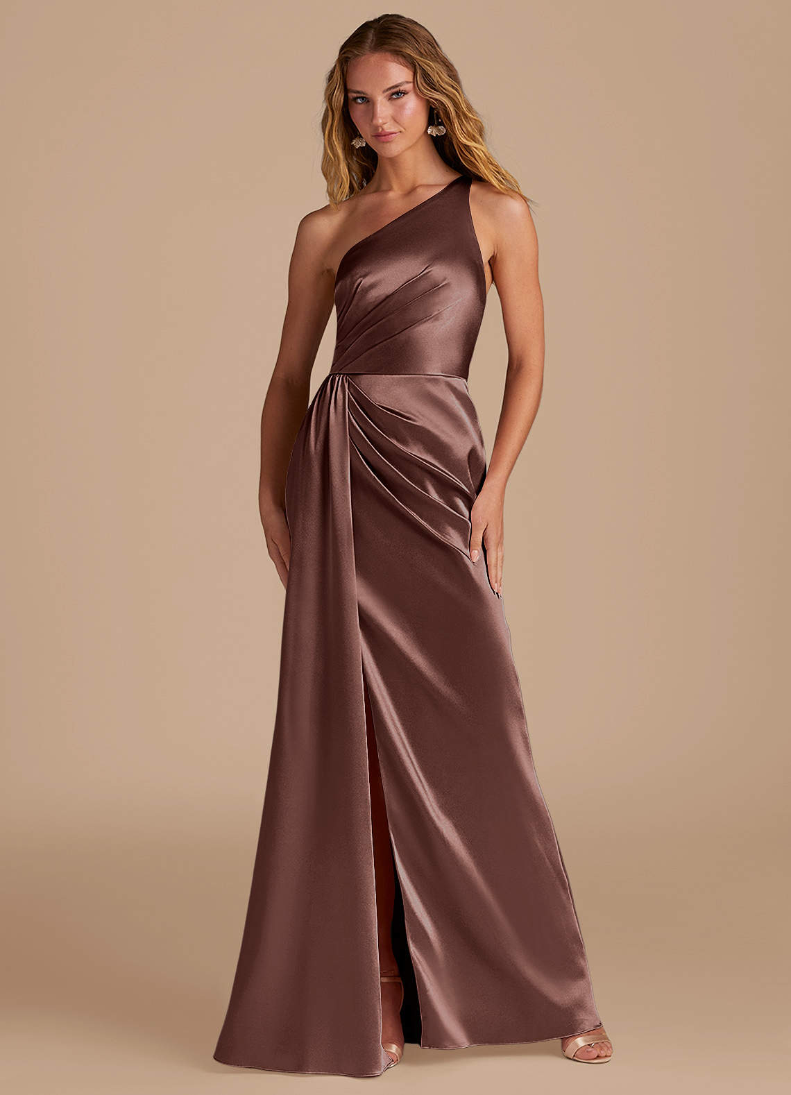 Azazie Mika Robes de demoiselle d'honneur Robe Fourreau en Satiné métallisé Ue épaule Expresso image1