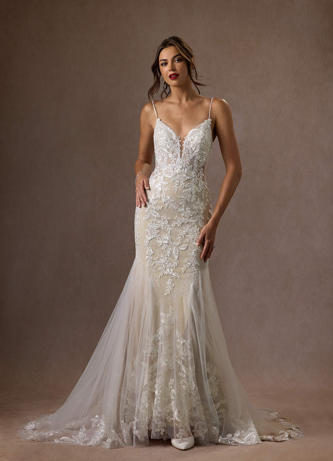 Azazie Leonie Vestidos de novia Vestido de Blanco Diamante Champán de Tul de Corte Sirena con Lentejuelas Cuello V image4