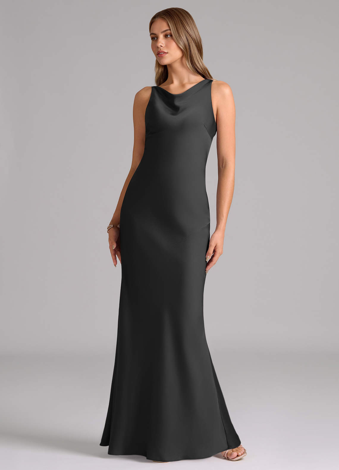 Azazie Allettie Robes de demoiselle d'honneur Robe Sirène en Satin extensible Noir image4