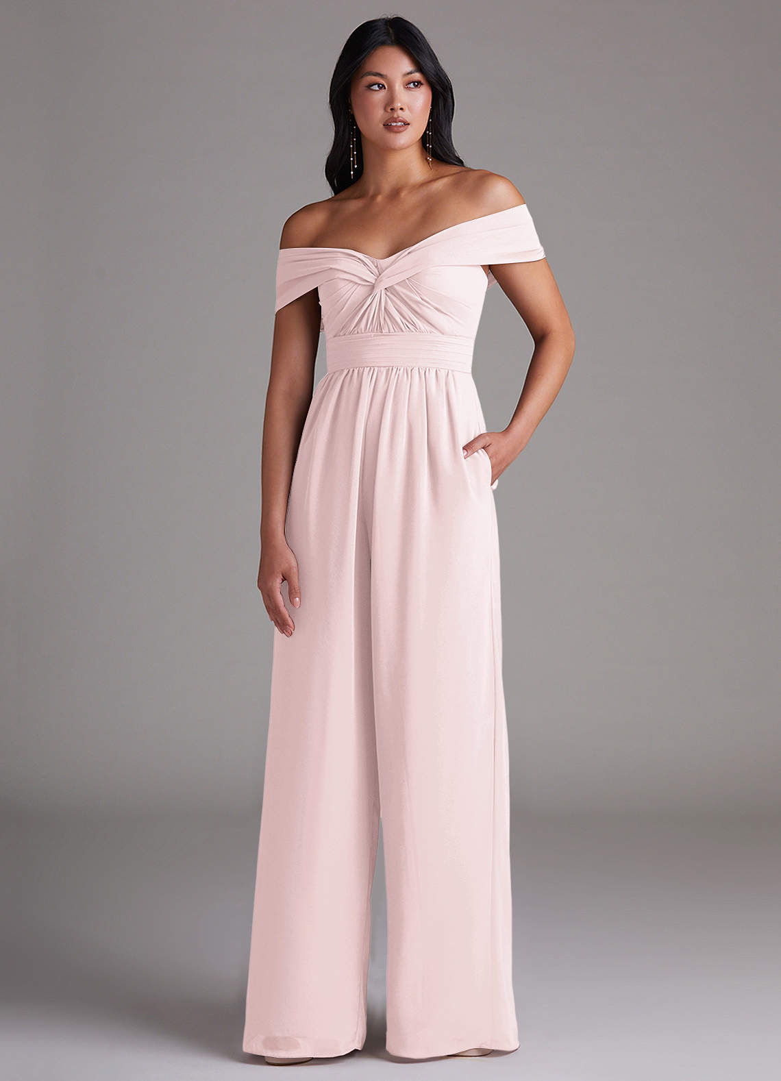Azazie Lamara Robes de demoiselle d'honneur Combinaison Convertible en Mousseline de soie Épaule décolletée Rose Pâle image1