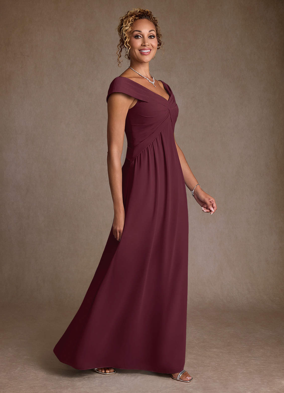 Azazie Myrtle Mère de la mariée Robes Robe Trapèze en Mousseline de soie Plissée Cabernet image2