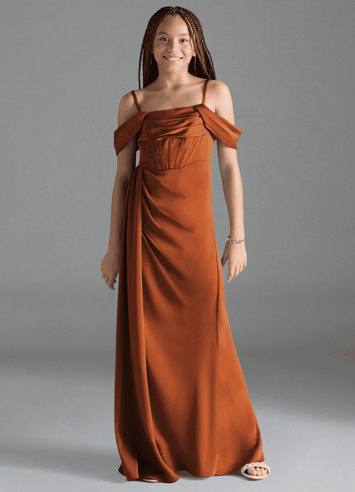 Azazie Amyra Junior Vestido de Canela de Satén Elástico de Recto con Vestidos sin tirantes image1