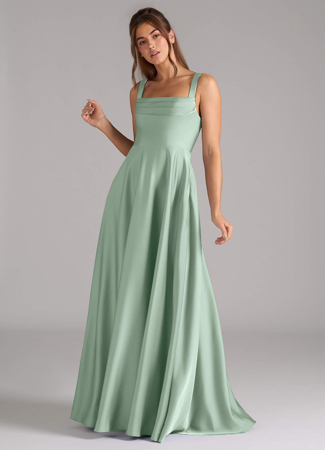 Azazie Shaude Robes de demoiselle d'honneur Robe Trapèze en Satin extensible Plissée Agave image4