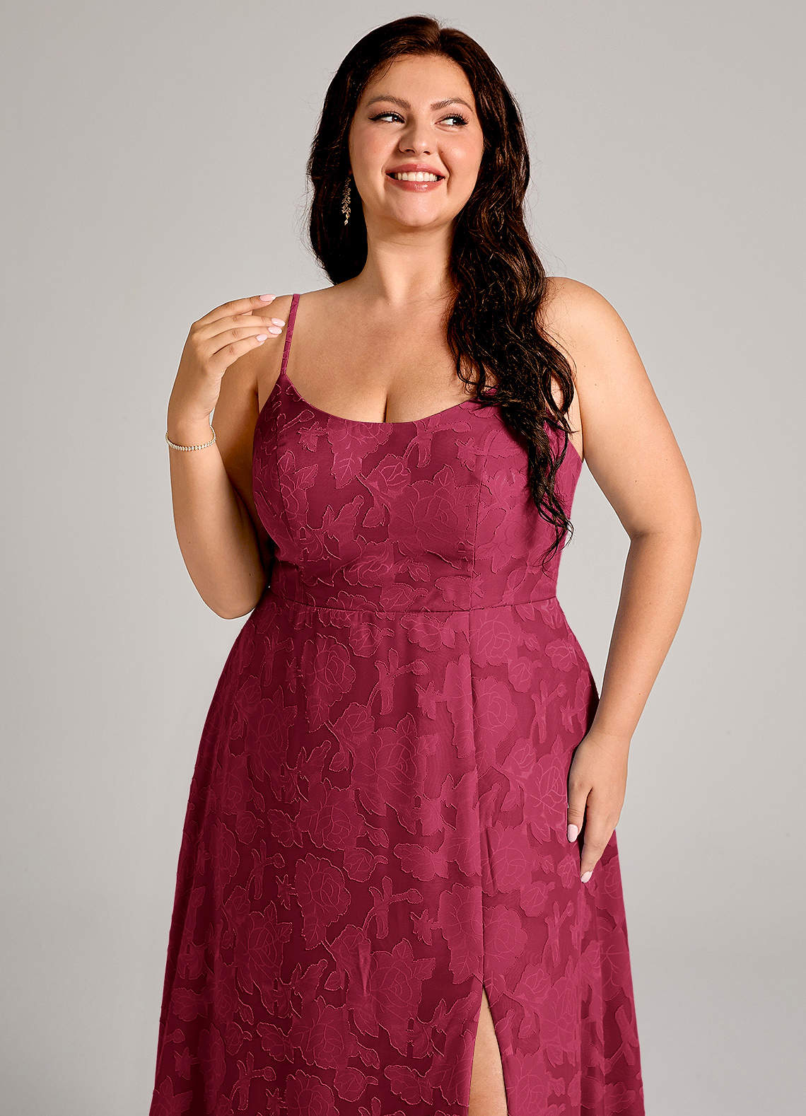 Azazie Moira Vestidos de madrinha de casamento Vestido Borgonha de Esgotamento Floral de Linha A com Racha Lateral image11