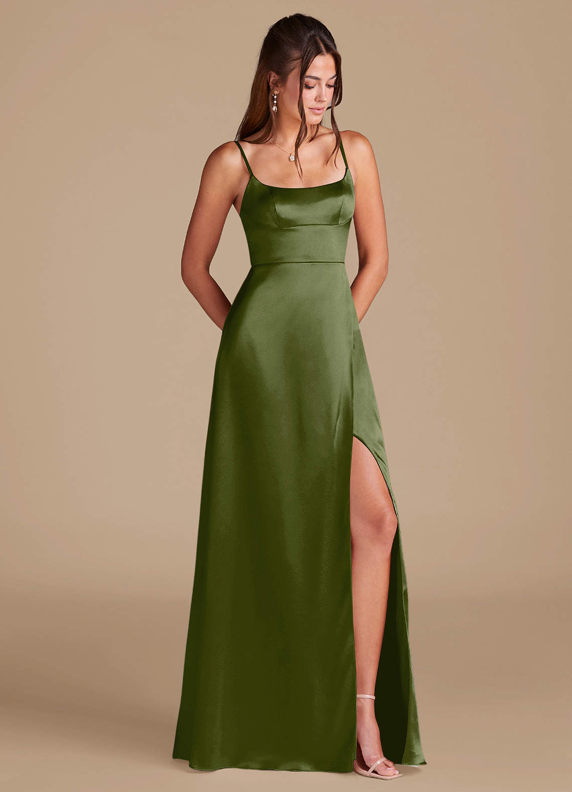 Azazie Halsey Robes de demoiselle d'honneur Robe Trapèze en Satiné métallisé Fente Latérale Olive image1