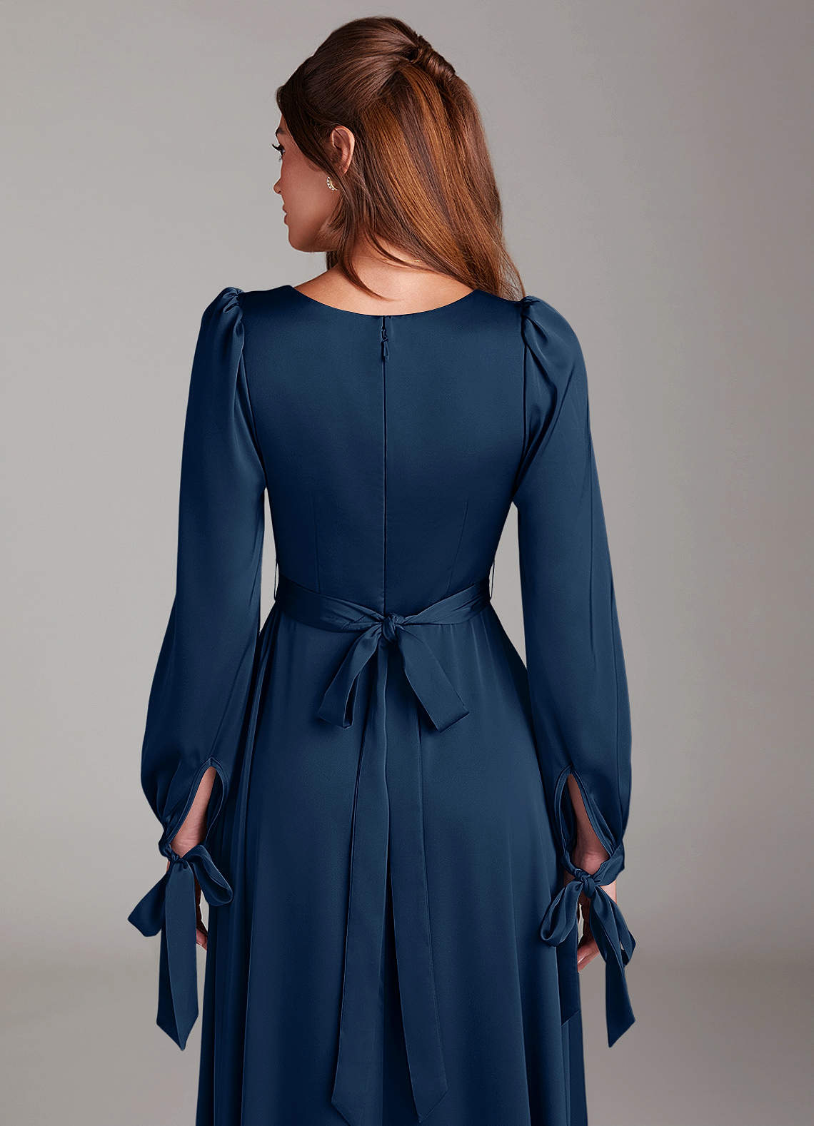 Azazie Leonia Robes de demoiselle d'honneur Robe Trapèze en Satin extensible Manche longue Bleu Marine Foncé image6