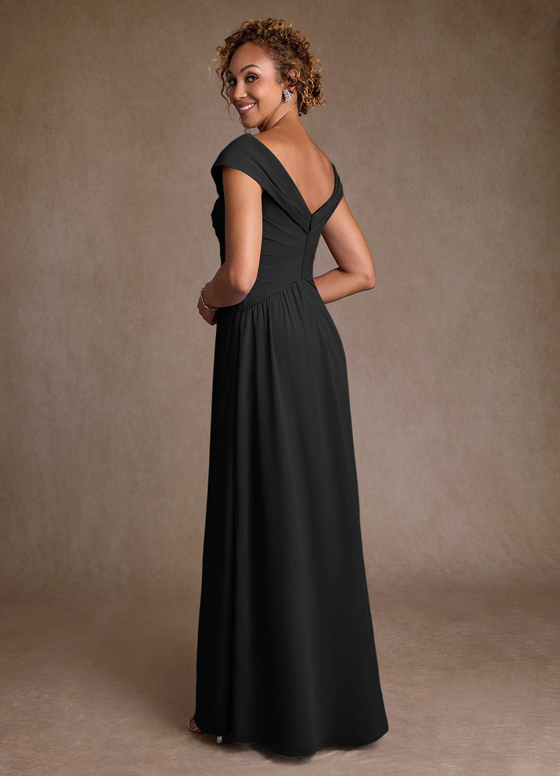 Azazie Myrtle Mère de la mariée Robes Robe Trapèze en Mousseline de soie Plissée Noir image1