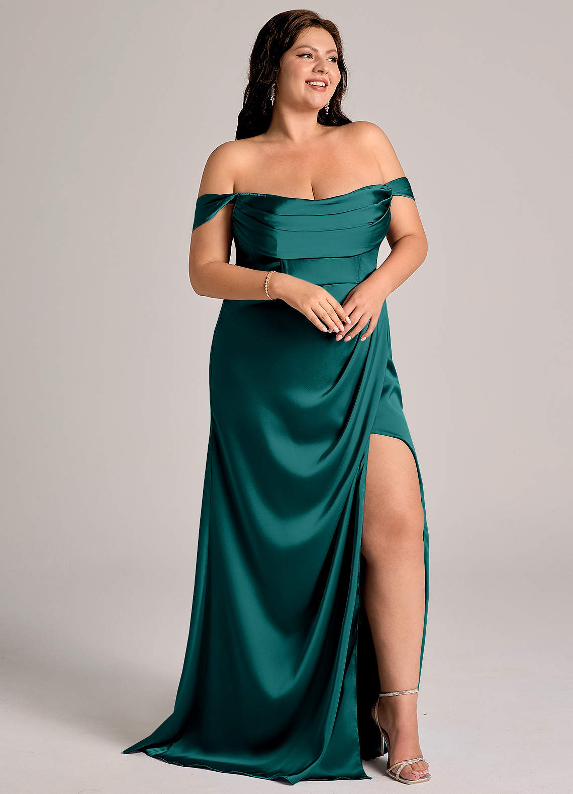 Azazie Johana Robes de demoiselle d'honneur Robe Sirène Convertible en Satin extensible Épaule décolletée Paon image10