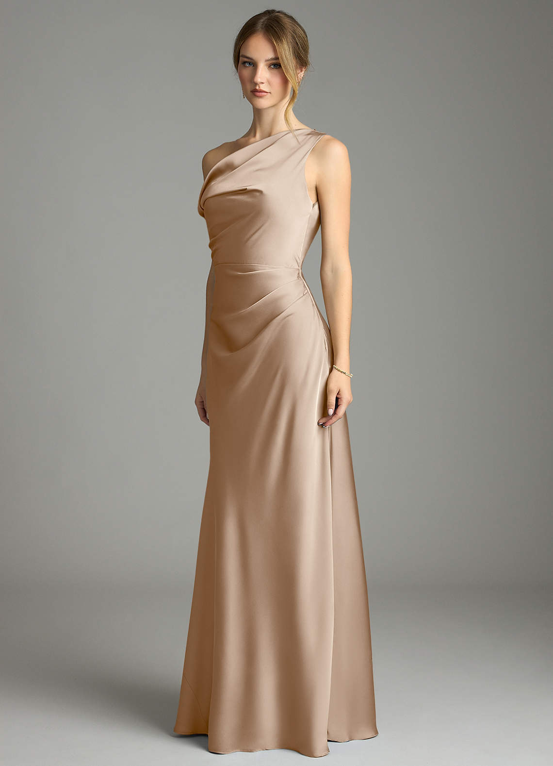 Azazie Emerson Jurken voor bruidsmeisjes Jurk van Stretch Satijn met Zeemeermin Off the Shoulder Taupe image1