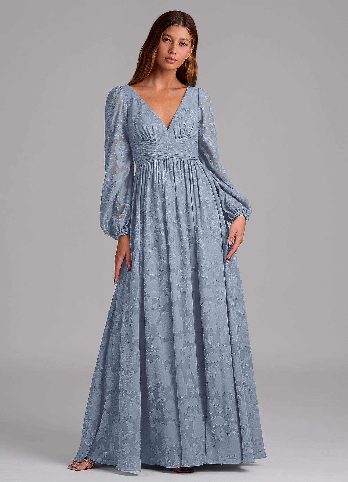 Azazie Norah Robes de demoiselle d'honneur Robe Trapèze en Blumen-Burnout Manche longue Bleu Poussiéreux image1