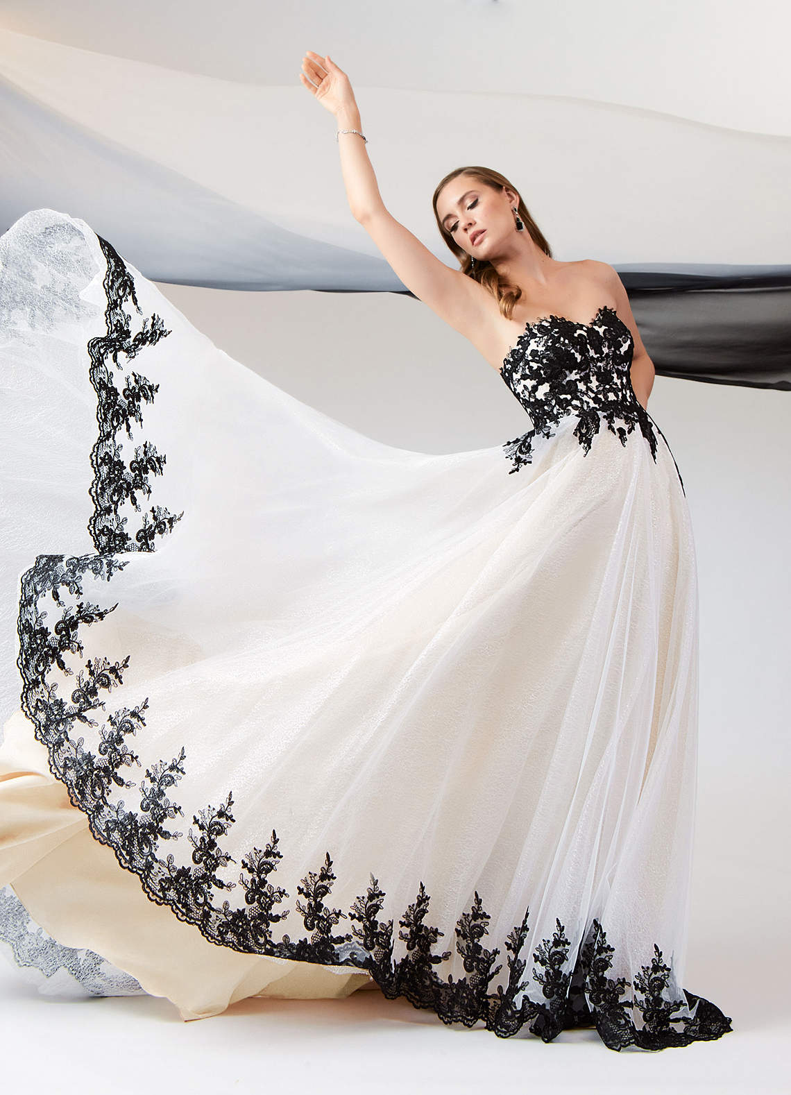 Azazie Adelaide Abiti da Sposa Abito A-Line in Tulle Pizzo Nero Champagne image3