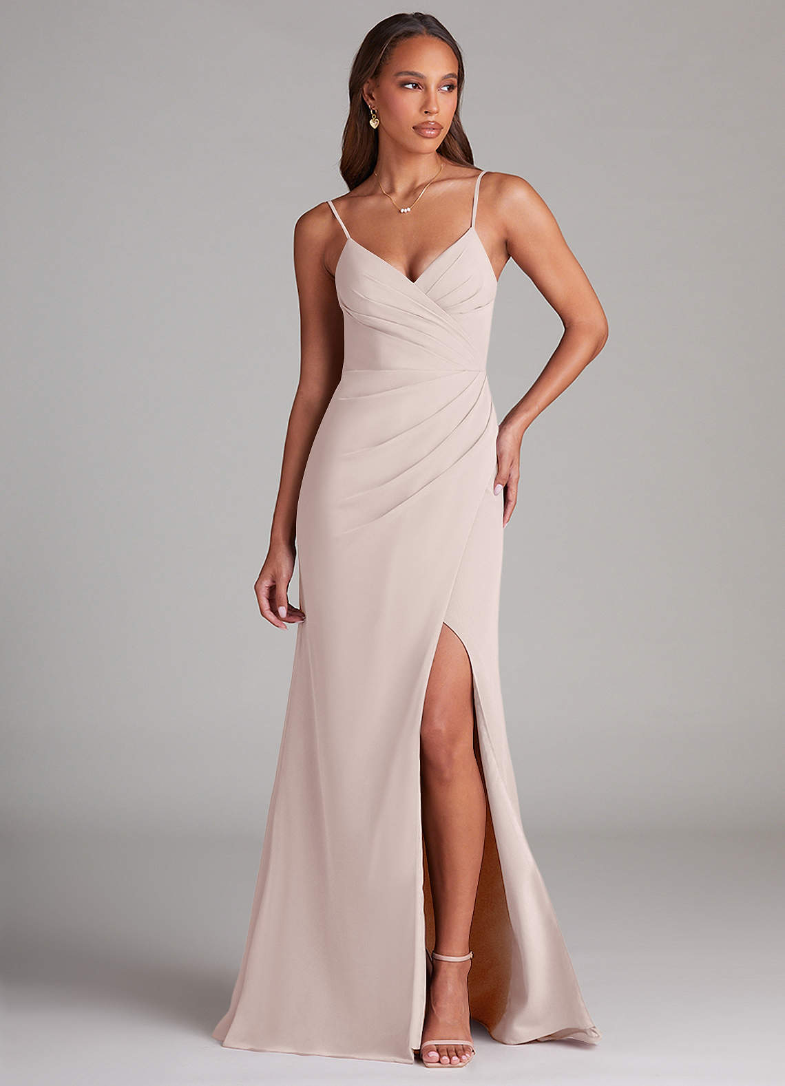 Azazie Maci Vestidos de damas de honor Vestido de Pétalo De Rosa de Gasa de Corte Recto con Plisado image1