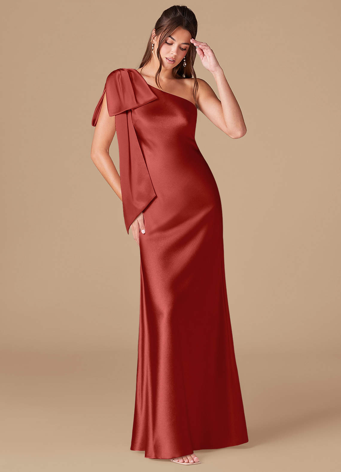 Azazie Capri Robes de demoiselle d'honneur Robe Fourreau en Satiné métallisé Ue épaule Rouille image1
