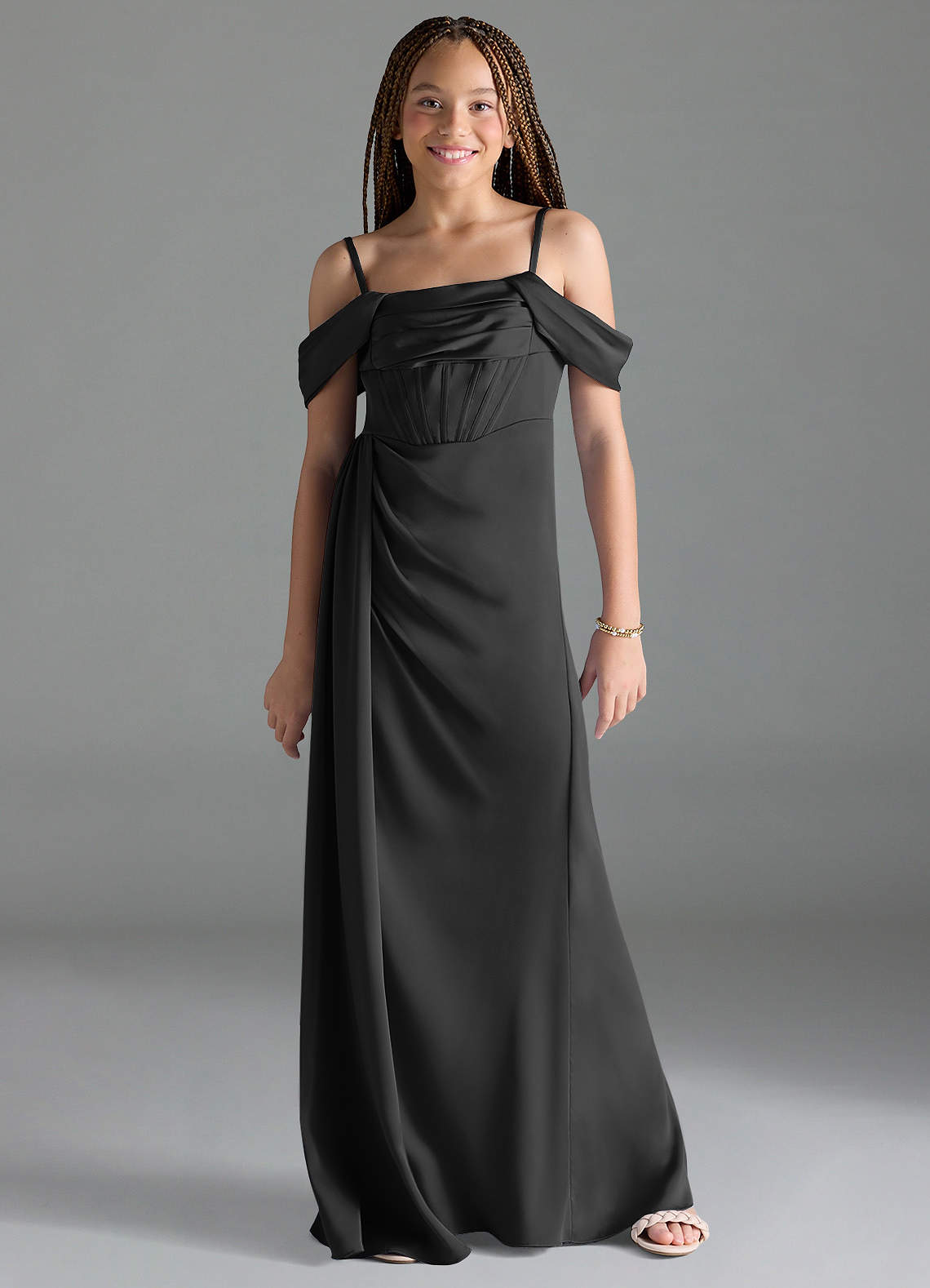 Azazie Amyra Junior Vestido de Negro de Satén Elástico de Recto con Vestidos sin tirantes image1