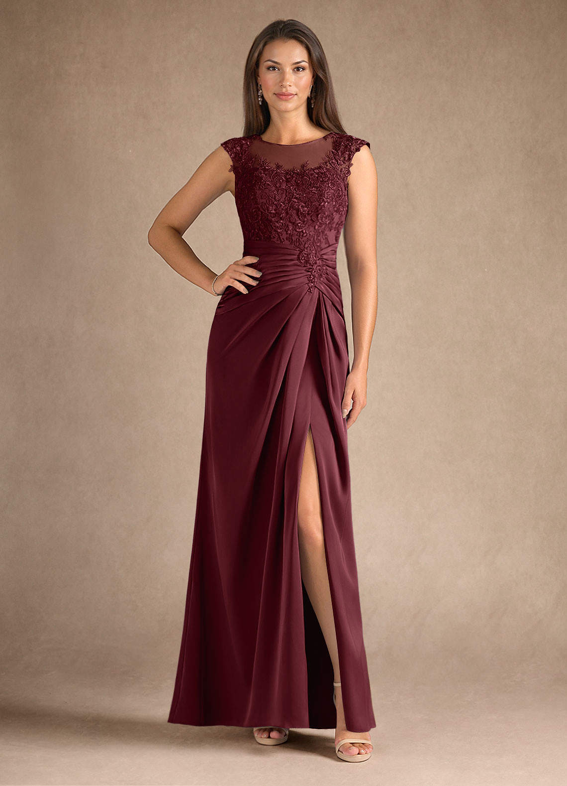 Azazie Santa Barbara Mère de la mariée Robes Robe Fourreau en Satin extensible Plissée Cabernet image1