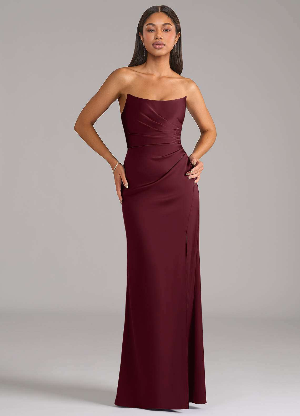 Azazie Marla Robes de demoiselle d'honneur Robe Fourreau Convertible en Satin extensible Sans bretelle Cabernet image1