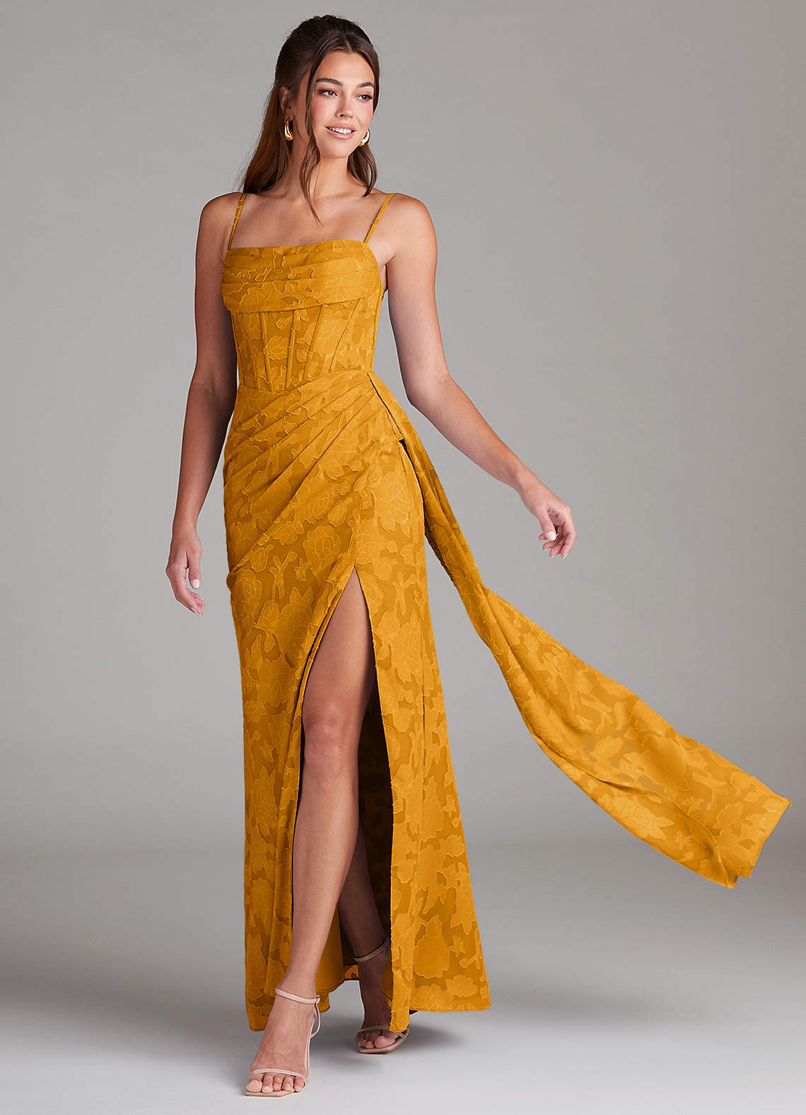 Azazie Denisa Robes de demoiselle d'honneur Robe Fourreau en Blumen-Burnout Plissée Caramel écossais image1