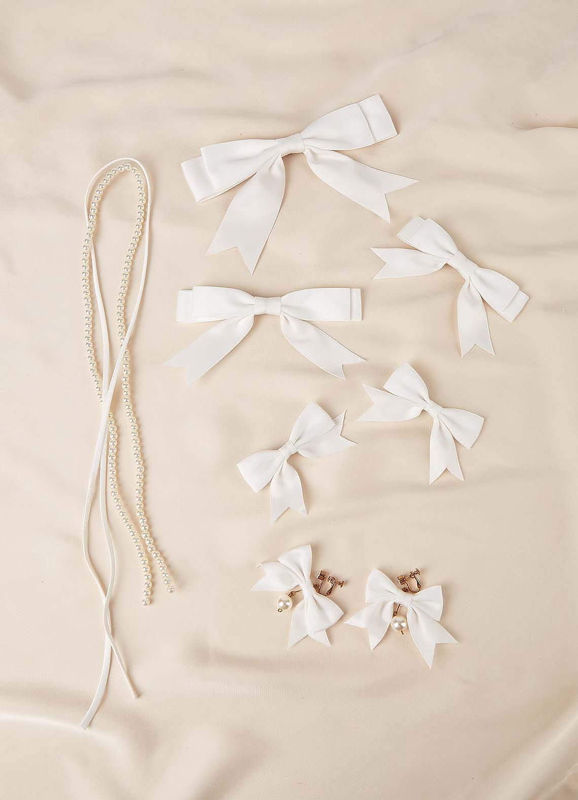 front Set di perle con fiocco bianco