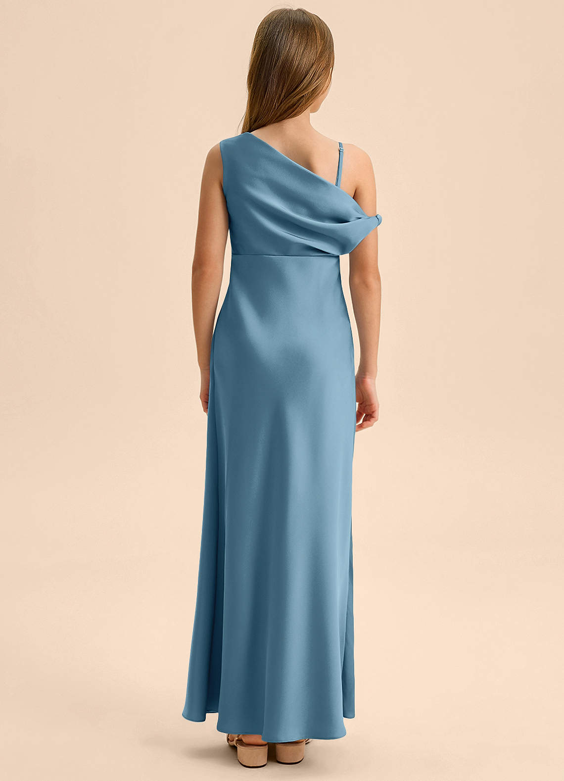 Azazie Emerson Junior Robe Fourreau en Satin extensible Épaule décolletée Bermude image1