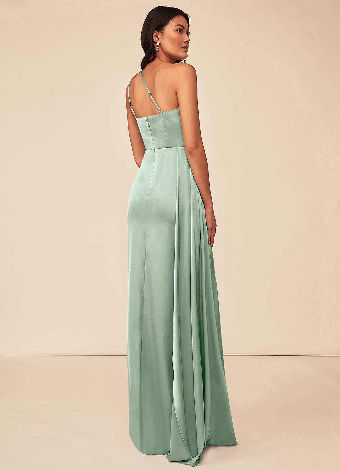 Azazie Maron Vestidos de damas de honor Vestido de Agave de Satén Elástico de Corte en A con Un hombro image3