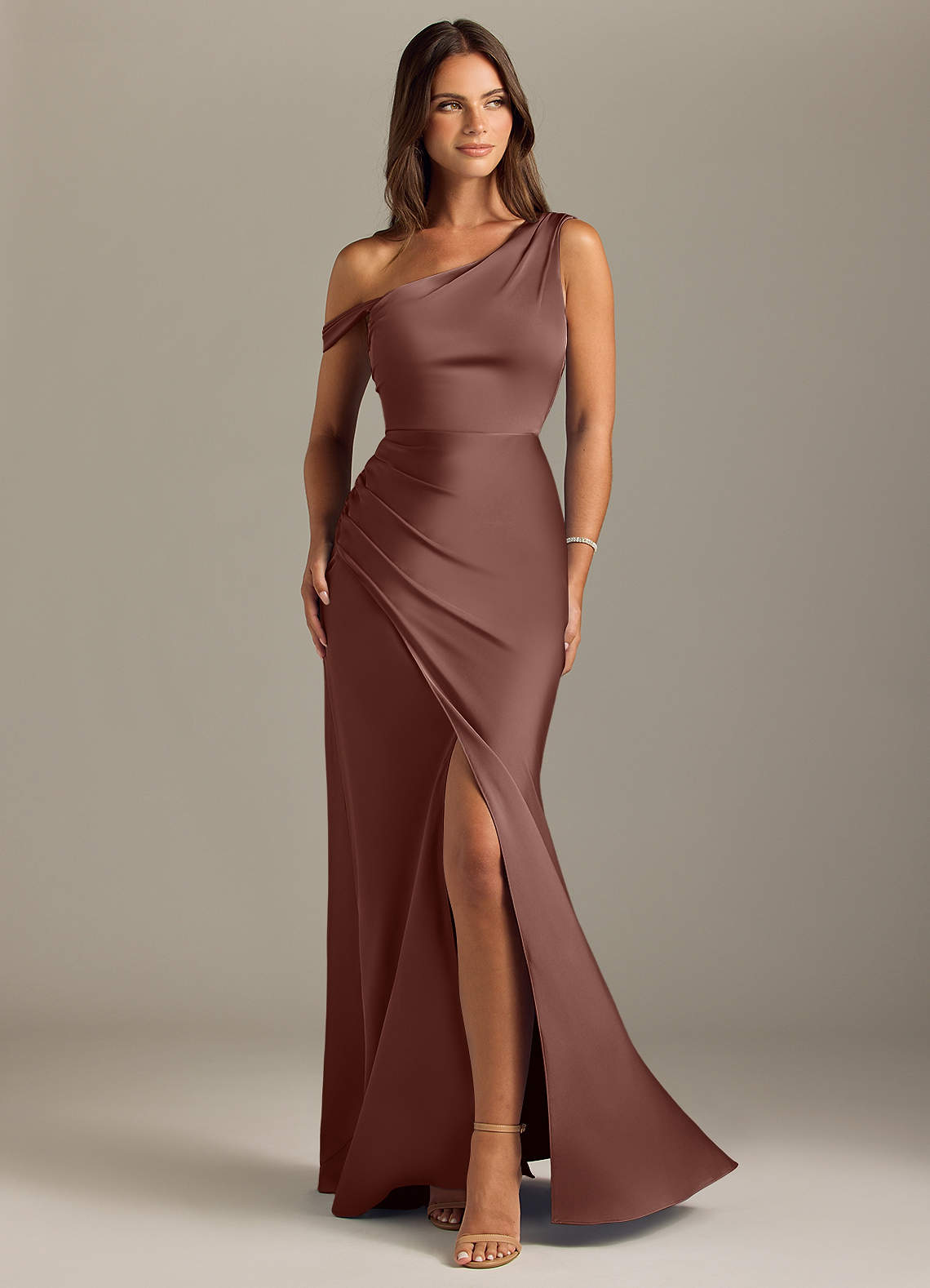 Azazie Madelyn Jurken voor bruidsmeisjes Converteerbaar Jurk van Stretch Satijn met Zeemeermin Off the Shoulder Espresso image1