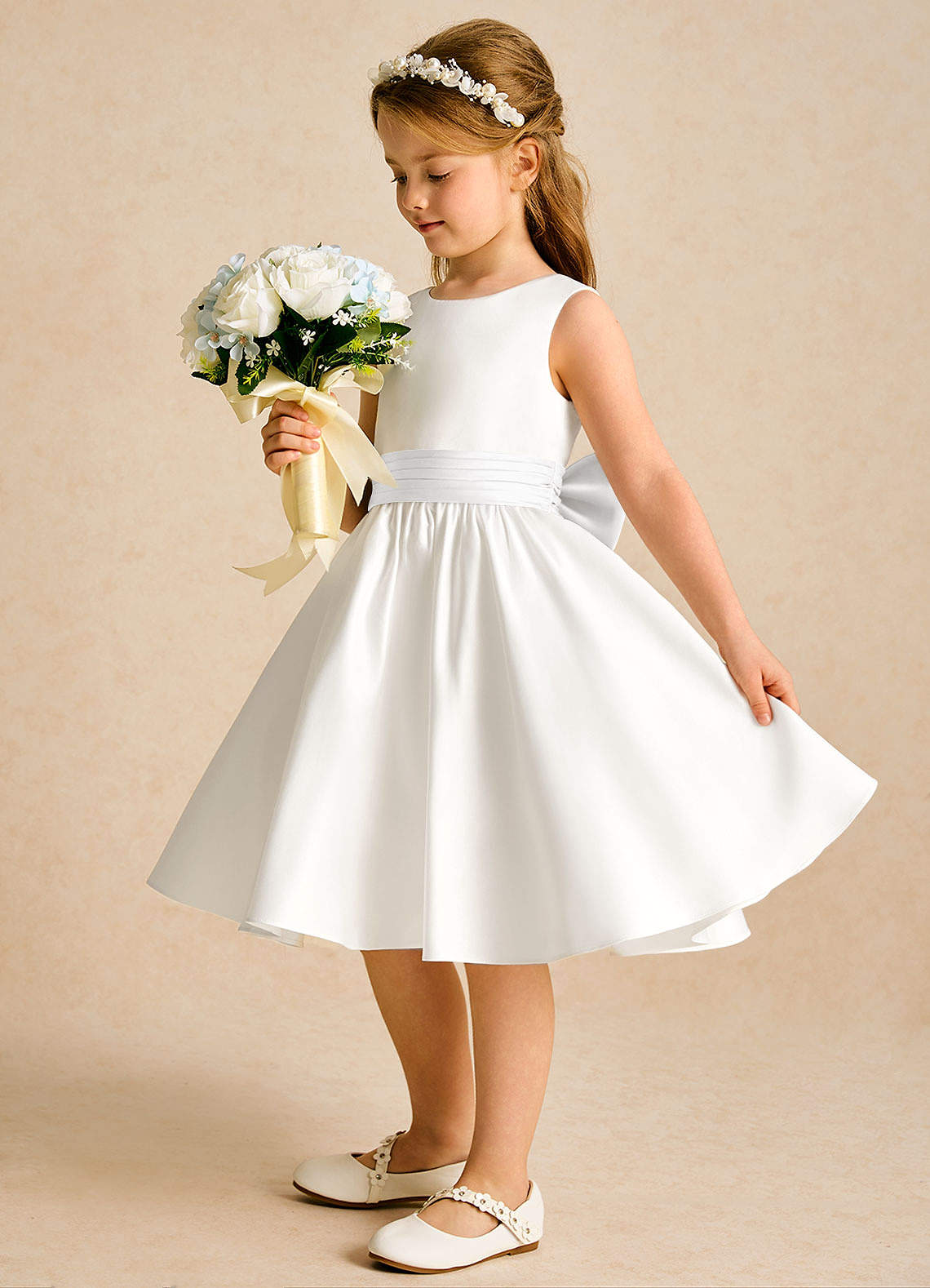 Azazie Sosie Robe Demoiselle D'honneur Fillette Robe Trapèze en Mat Satiné Plissée Ivoire Blanc image2