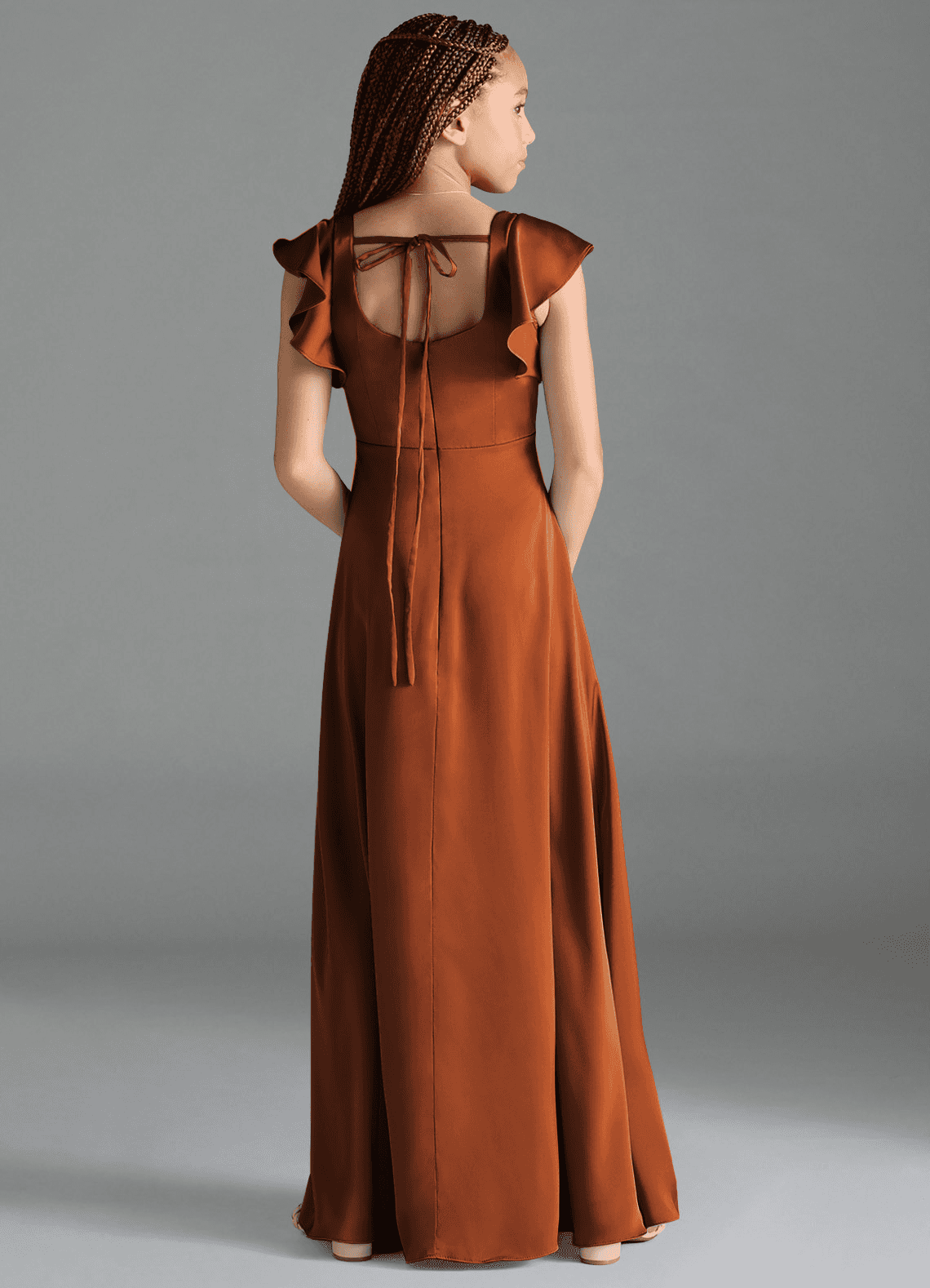 Azazie Bondi Junior Vestido Canela de Cetim elástico de Linha A com Fenda Lateral image1