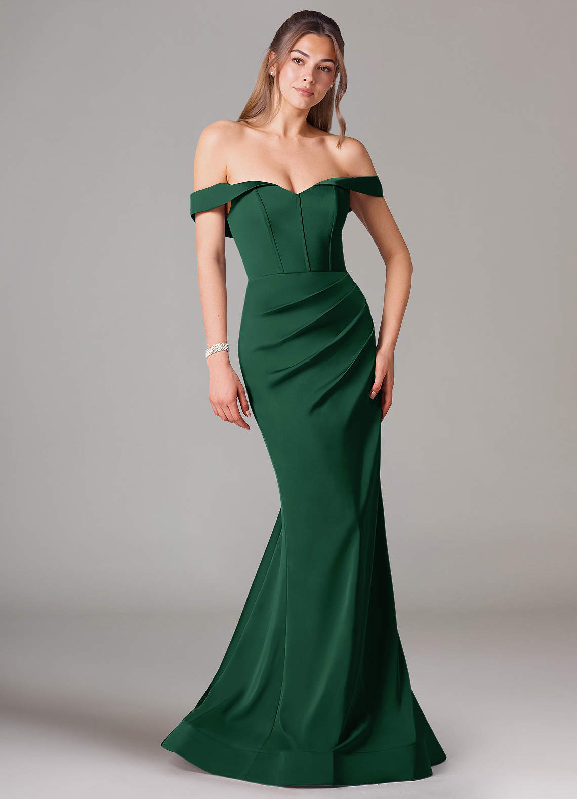 Azazie Everly Robes de demoiselle d'honneur Robe Sirène Convertible en Satin extensible Épaule décolletée Vert Foncé image1