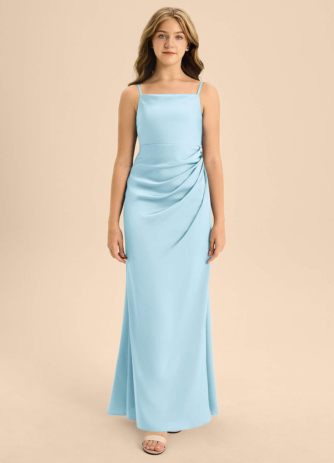 Azazie Renna Junior Vestido de Azul Cielo de Satén Elástico de Corte En A con Plisado image5